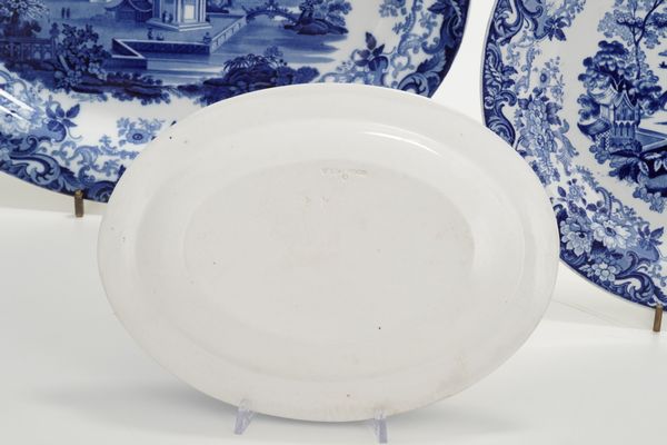 Tre grandi piatti.<BR>Inghilterra, Manifattura Wedgwood, prima met del XX secolo.  - Asta Maioliche, Porcellane e Vetri - Associazione Nazionale - Case d'Asta italiane