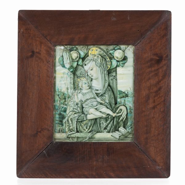 Targa raffigurante Madonna col Bambino, XX secolo.  - Asta Maioliche, Porcellane e Vetri - Associazione Nazionale - Case d'Asta italiane