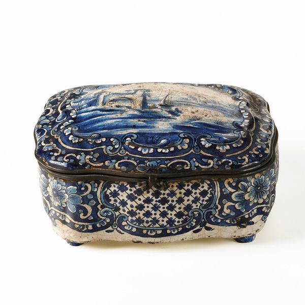 Portagioie.<BR>Probabilmente Olanda, Manifattura di Delft, XIX-XX secolo.  - Asta Maioliche, Porcellane e Vetri - Associazione Nazionale - Case d'Asta italiane