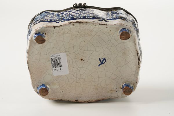 Portagioie.<BR>Probabilmente Olanda, Manifattura di Delft, XIX-XX secolo.  - Asta Maioliche, Porcellane e Vetri - Associazione Nazionale - Case d'Asta italiane