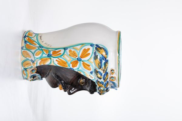 Vaso Testa di moro. <BR>Sicilia, Caltagirone, XX secolo.  - Asta Maioliche, Porcellane e Vetri - Associazione Nazionale - Case d'Asta italiane