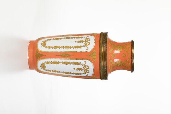 Vaso.<BR>Francia, XX secolo.  - Asta Maioliche, Porcellane e Vetri - Associazione Nazionale - Case d'Asta italiane