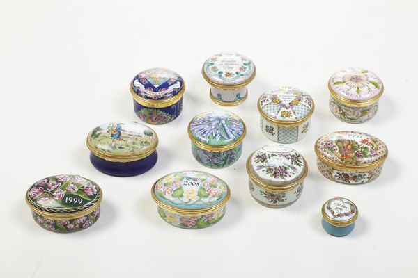 Lotto di 11 scatoline.<BR>Inghilterra, Halcyon Days Enamels, fine del XX secolo.  - Asta Maioliche, Porcellane e Vetri - Associazione Nazionale - Case d'Asta italiane