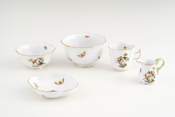 Cinque diverse porcellane Rotschild.<BR>Ungheria, Manifattura Herend, XX secolo.  - Asta Maioliche, Porcellane e Vetri - Associazione Nazionale - Case d'Asta italiane