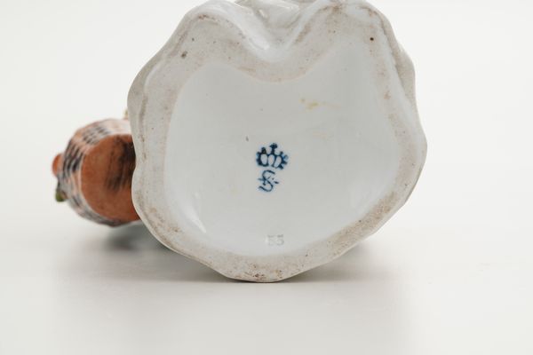 Figurina.<BR>Germania, Turingia, Manifattura di Sitzendorf, XX secolo.  - Asta Maioliche, Porcellane e Vetri - Associazione Nazionale - Case d'Asta italiane