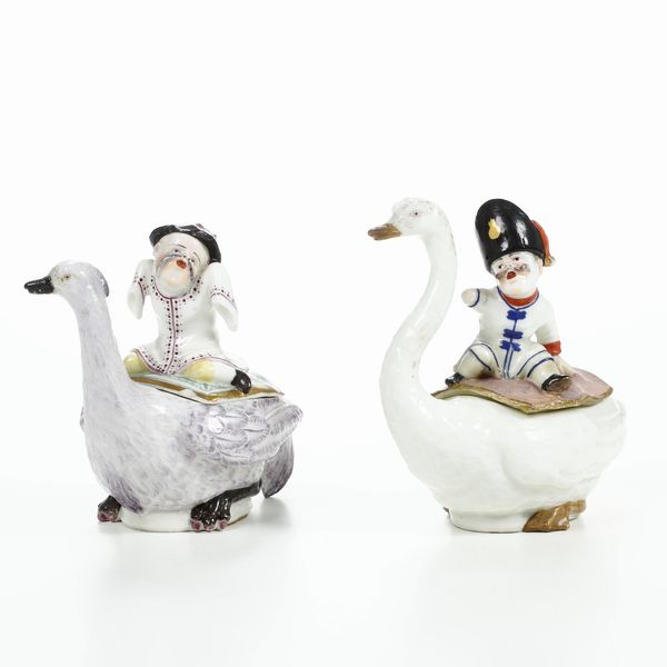 Coppia di piccoli contenitori.<BR>Primi decenni del XX secolo.  - Asta Maioliche, Porcellane e Vetri - Associazione Nazionale - Case d'Asta italiane