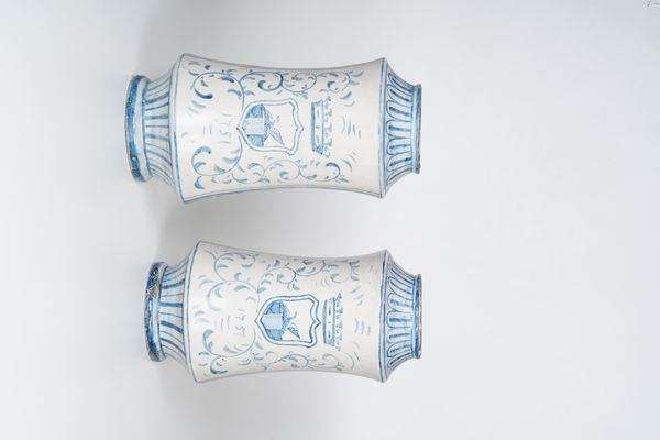 Coppia di grandi albarelli datati 1751.<BR>Probabilmente Napoli, XX secolo.  - Asta Maioliche, Porcellane e Vetri - Associazione Nazionale - Case d'Asta italiane