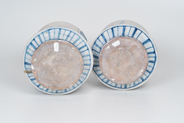 Coppia di grandi albarelli datati 1751.<BR>Probabilmente Napoli, XX secolo.  - Asta Maioliche, Porcellane e Vetri - Associazione Nazionale - Case d'Asta italiane