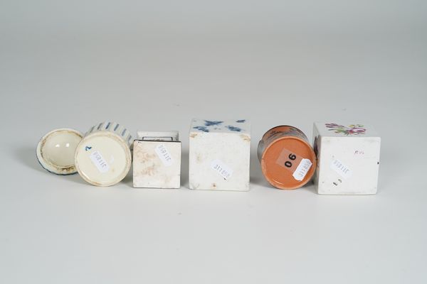 Cinque spargi polverino. Diverse manifatture europee tra cui Napoli, Doccia, XVIII e inizio del XIX secolo.  - Asta Maioliche, Porcellane e Vetri - Associazione Nazionale - Case d'Asta italiane