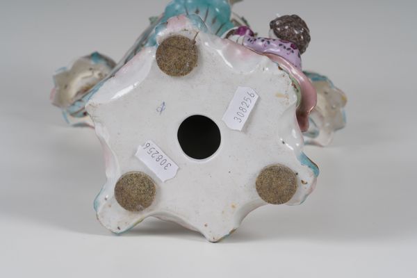 Candelabro figurato.<BR>Probabilmente Germania, Turingia, seconda met del XIX secolo.  - Asta Maioliche, Porcellane e Vetri - Associazione Nazionale - Case d'Asta italiane