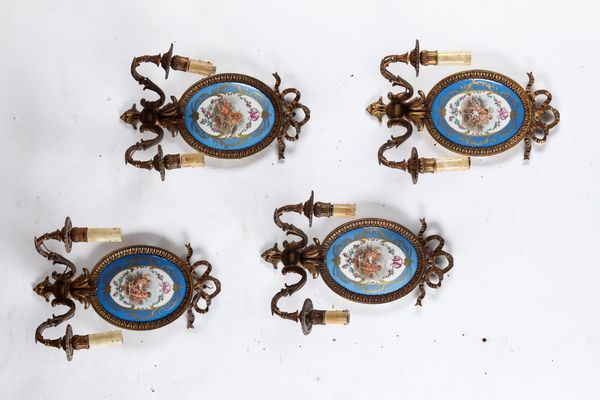 Quattro appliques, XX secolo.  - Asta Maioliche, Porcellane e Vetri - Associazione Nazionale - Case d'Asta italiane