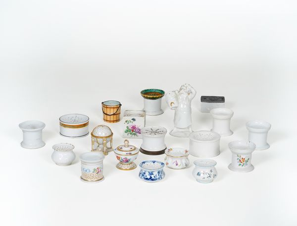 Diciannove spargi polverino. <BR>Manifatture diverse, XIX e XX secolo.  - Asta Maioliche, Porcellane e Vetri - Associazione Nazionale - Case d'Asta italiane