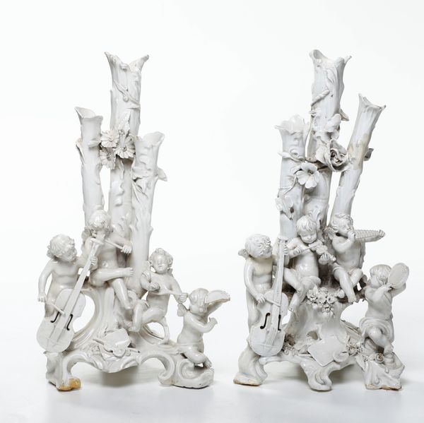 Coppia di gruppi portafiori.<BR>Veneto, probabilmente Nove, XX secolo.  - Asta Maioliche, Porcellane e Vetri - Associazione Nazionale - Case d'Asta italiane