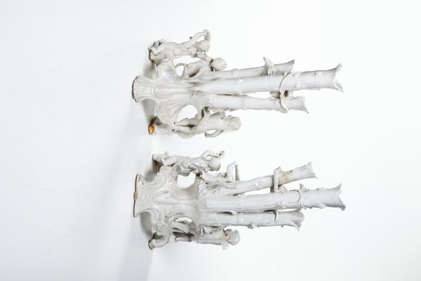 Coppia di gruppi portafiori.<BR>Veneto, probabilmente Nove, XX secolo.  - Asta Maioliche, Porcellane e Vetri - Associazione Nazionale - Case d'Asta italiane