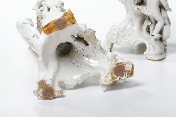 Coppia di gruppi portafiori.<BR>Veneto, probabilmente Nove, XX secolo.  - Asta Maioliche, Porcellane e Vetri - Associazione Nazionale - Case d'Asta italiane