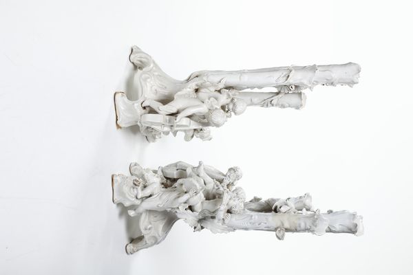 Coppia di gruppi portafiori.<BR>Veneto, probabilmente Nove, XX secolo.  - Asta Maioliche, Porcellane e Vetri - Associazione Nazionale - Case d'Asta italiane