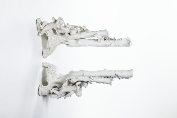 Coppia di gruppi portafiori.<BR>Veneto, probabilmente Nove, XX secolo.  - Asta Maioliche, Porcellane e Vetri - Associazione Nazionale - Case d'Asta italiane