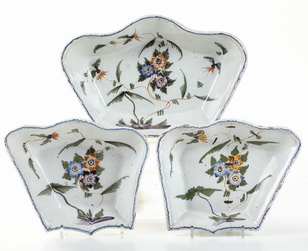 Tre vassoietti polilobati.<BR>Veneto, XIX secolo.  - Asta Maioliche, Porcellane e Vetri - Associazione Nazionale - Case d'Asta italiane