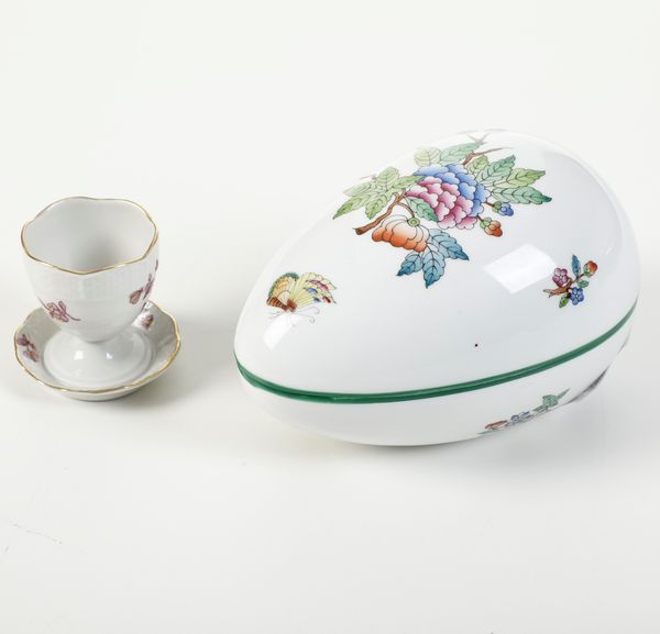 Un cofanetto a forma di uovo e un portauovo.<BR>Ungheria, Manifattura Herend, XX secolo.  - Asta Maioliche, Porcellane e Vetri - Associazione Nazionale - Case d'Asta italiane