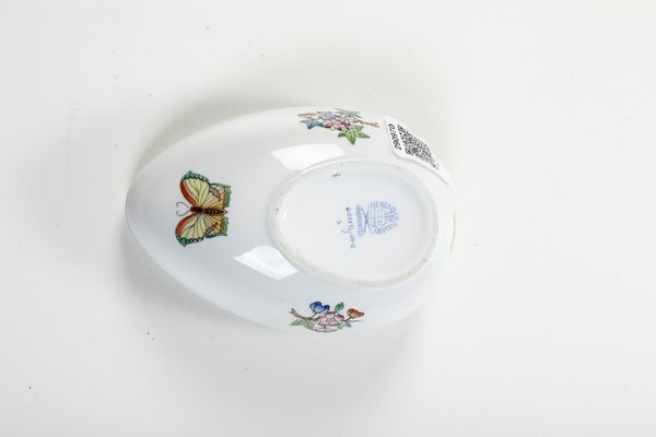 Un cofanetto a forma di uovo e un portauovo.<BR>Ungheria, Manifattura Herend, XX secolo.  - Asta Maioliche, Porcellane e Vetri - Associazione Nazionale - Case d'Asta italiane