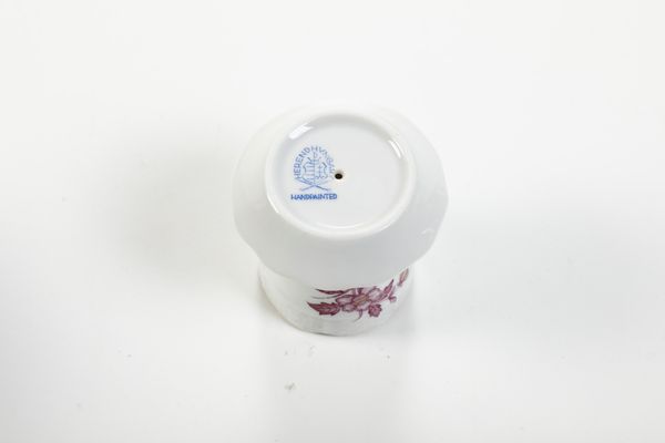 Un cofanetto a forma di uovo e un portauovo.<BR>Ungheria, Manifattura Herend, XX secolo.  - Asta Maioliche, Porcellane e Vetri - Associazione Nazionale - Case d'Asta italiane