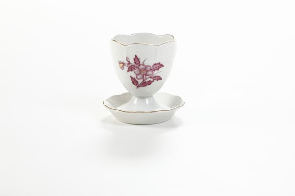 Un cofanetto a forma di uovo e un portauovo.<BR>Ungheria, Manifattura Herend, XX secolo.  - Asta Maioliche, Porcellane e Vetri - Associazione Nazionale - Case d'Asta italiane