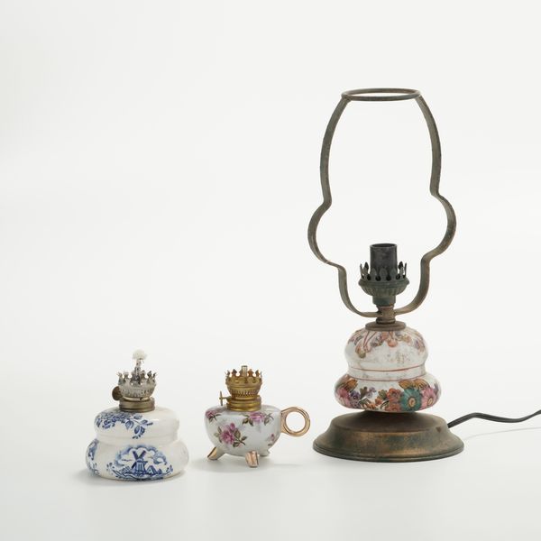 Tre lumi a petrolio; inizi del XX secolo.<BR>  - Asta Maioliche, Porcellane e Vetri - Associazione Nazionale - Case d'Asta italiane