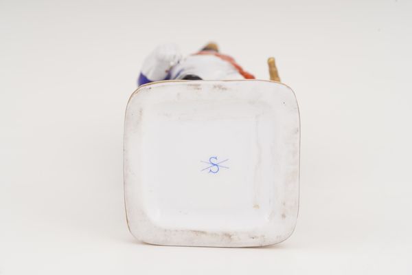 Figurina del generale Nicolas Jean-de-Dieu Soult.<BR>Germania, Manifattura di Scheibe-Alsbach (Turingia), XX secolo.  - Asta Maioliche, Porcellane e Vetri - Associazione Nazionale - Case d'Asta italiane