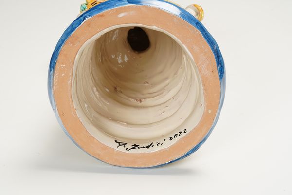 Porta lume.<BR>Caltagirone, firmato e datato A.Iudici, 2022.  - Asta Maioliche, Porcellane e Vetri - Associazione Nazionale - Case d'Asta italiane