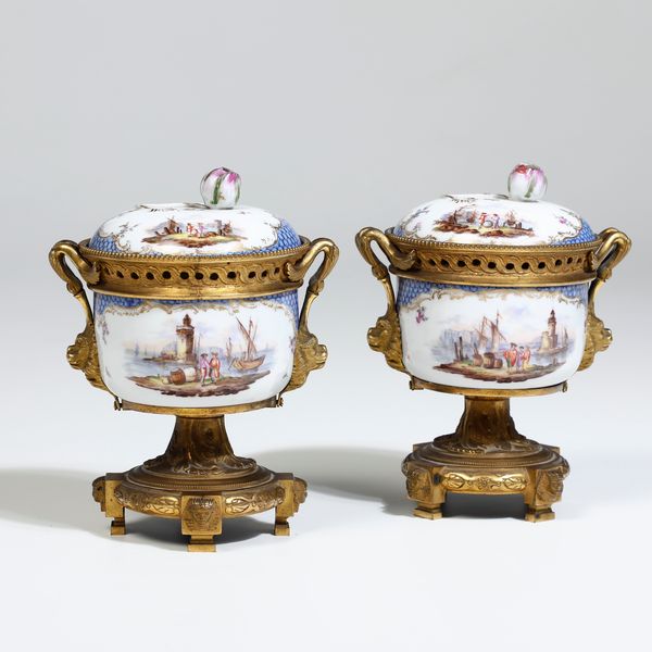 Coppia di bruciaprofumi.<BR>Dresda, 1900 circa.  - Asta Maioliche, Porcellane e Vetri - Associazione Nazionale - Case d'Asta italiane