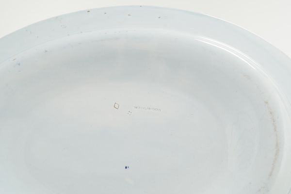 Due zuppiere con presentoir.<BR>Inghilterra, Manifattura Wedgwood, prima met del XX secolo.  - Asta Maioliche, Porcellane e Vetri - Associazione Nazionale - Case d'Asta italiane