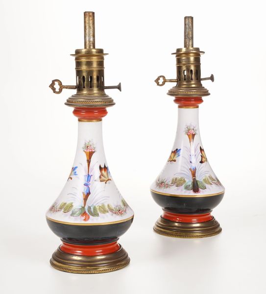 Coppia di lampade a petrolio, prima met del XX secolo.  - Asta Maioliche, Porcellane e Vetri - Associazione Nazionale - Case d'Asta italiane