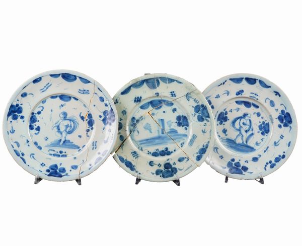 Tre piatti.<BR>Savona, XVII secolo.  - Asta Maioliche, Porcellane e Vetri - Associazione Nazionale - Case d'Asta italiane