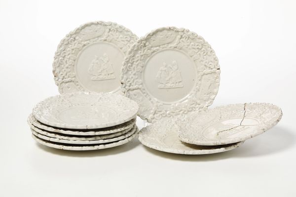 Cinque piatti in bassorilievo, XX secolo.  - Asta Maioliche, Porcellane e Vetri - Associazione Nazionale - Case d'Asta italiane