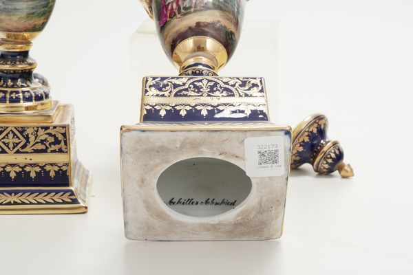 Coppia di vasi a tema achilleo.<BR>Probabilmente Boemia, XIX secolo.  - Asta Maioliche, Porcellane e Vetri - Associazione Nazionale - Case d'Asta italiane