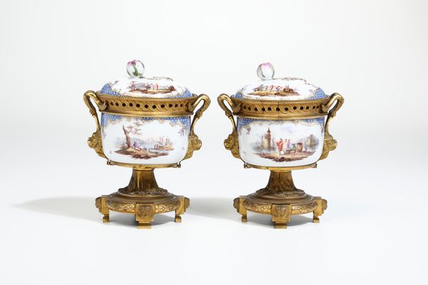Coppia di bruciaprofumi.<BR>Dresda, 1900 circa.  - Asta Maioliche, Porcellane e Vetri - Associazione Nazionale - Case d'Asta italiane