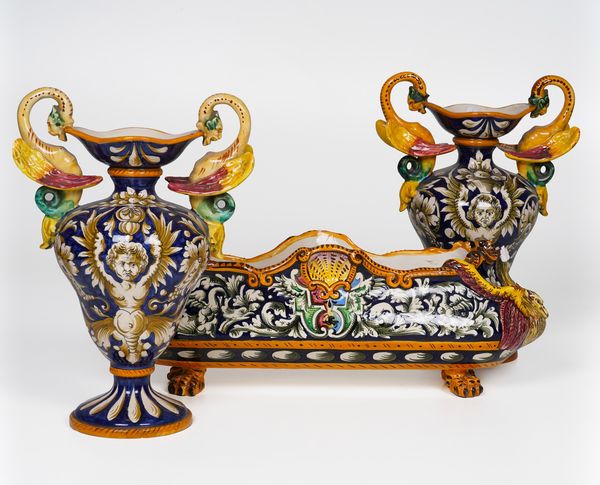 Coppia di vasi e centrotavola.<BR>Italia centrale, prima met del XX secolo.  - Asta Maioliche, Porcellane e Vetri - Associazione Nazionale - Case d'Asta italiane