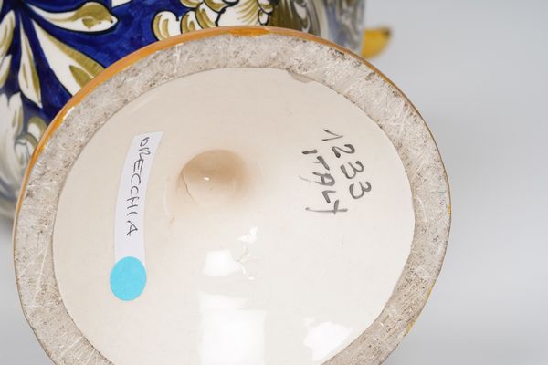 Coppia di vasi e centrotavola.<BR>Italia centrale, prima met del XX secolo.  - Asta Maioliche, Porcellane e Vetri - Associazione Nazionale - Case d'Asta italiane