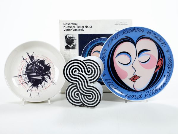 Una scultura e un piatto.<BR>Germania, Manifattura Rosenthal, seconda met del XX secolo.  - Asta Maioliche, Porcellane e Vetri - Associazione Nazionale - Case d'Asta italiane