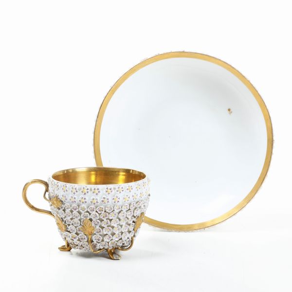 Tazza con piattino.<BR>Meissen, met del XIX secolo circa.  - Asta Maioliche, Porcellane e Vetri - Associazione Nazionale - Case d'Asta italiane