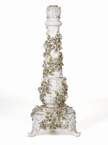 Grande candeliere.<BR>Germania, Prussia, Manifattura di Plaue, 1890-1900 circa.  - Asta Maioliche, Porcellane e Vetri - Associazione Nazionale - Case d'Asta italiane