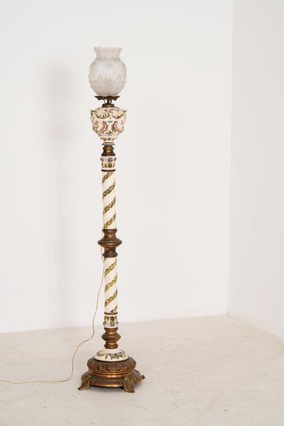 Lampada a stelo elettrificata, 1900 circa.<BR><BR>  - Asta Maioliche, Porcellane e Vetri - Associazione Nazionale - Case d'Asta italiane