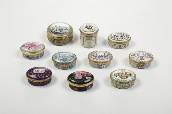 Lotto di 10 scatoline.<BR>Inghilterra, Halcyon Days Enamels, fine del XX secolo.  - Asta Maioliche, Porcellane e Vetri - Associazione Nazionale - Case d'Asta italiane