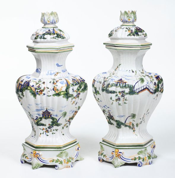 Coppia di vasi.<BR>Nove, XX secolo.  - Asta Maioliche, Porcellane e Vetri - Associazione Nazionale - Case d'Asta italiane