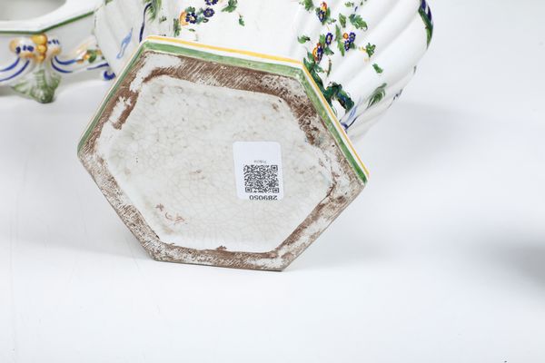 Coppia di vasi.<BR>Nove, XX secolo.  - Asta Maioliche, Porcellane e Vetri - Associazione Nazionale - Case d'Asta italiane