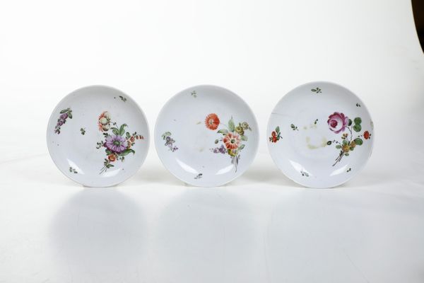 Tre tazzine con piattino. <BR>Nove, Maifattura Antonibon, XVIII secolo.  - Asta Maioliche, Porcellane e Vetri - Associazione Nazionale - Case d'Asta italiane