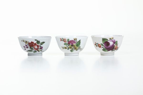 Tre tazzine con piattino. <BR>Nove, Maifattura Antonibon, XVIII secolo.  - Asta Maioliche, Porcellane e Vetri - Associazione Nazionale - Case d'Asta italiane