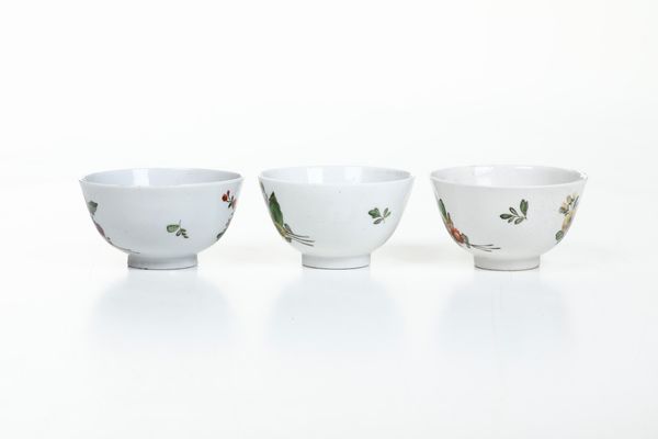 Tre tazzine con piattino. <BR>Nove, Maifattura Antonibon, XVIII secolo.  - Asta Maioliche, Porcellane e Vetri - Associazione Nazionale - Case d'Asta italiane