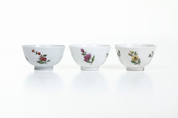 Tre tazzine con piattino. <BR>Nove, Maifattura Antonibon, XVIII secolo.  - Asta Maioliche, Porcellane e Vetri - Associazione Nazionale - Case d'Asta italiane