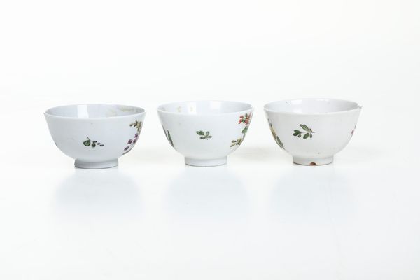 Tre tazzine con piattino. <BR>Nove, Maifattura Antonibon, XVIII secolo.  - Asta Maioliche, Porcellane e Vetri - Associazione Nazionale - Case d'Asta italiane